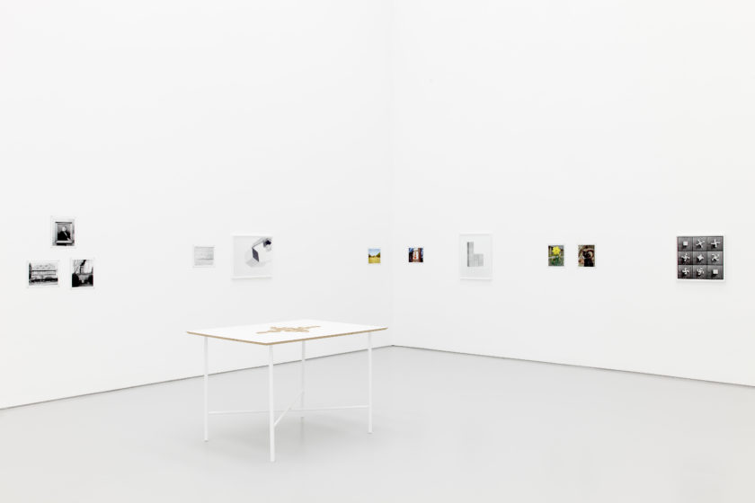 Installation view of Aurélien Froment Fröbel Fröbeled (2014). A wooden sculpture sits on a white table.