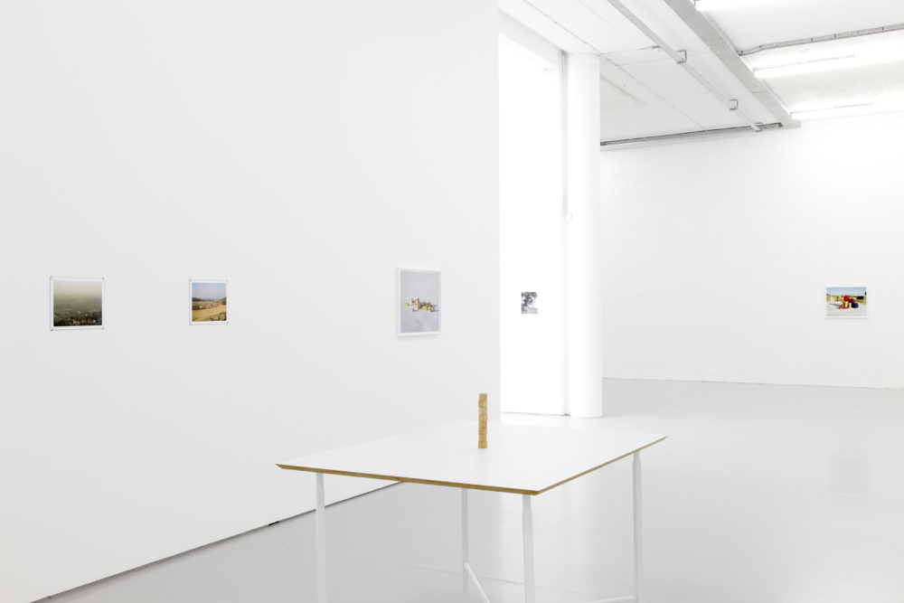 Installation view of Aurélien Froment Fröbel Fröbeled (2014). A wooden sculpture sits on a white table.