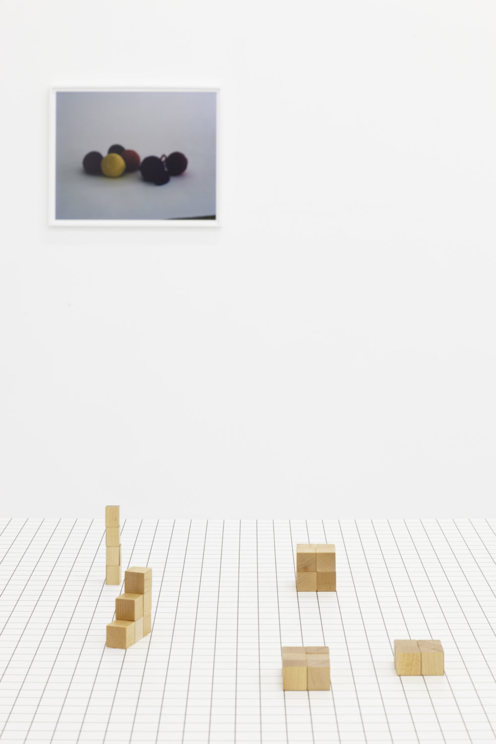 Installation view of Aurélien Froment Fröbel Fröbeled (2014). A wooden sculpture sits on a white table.